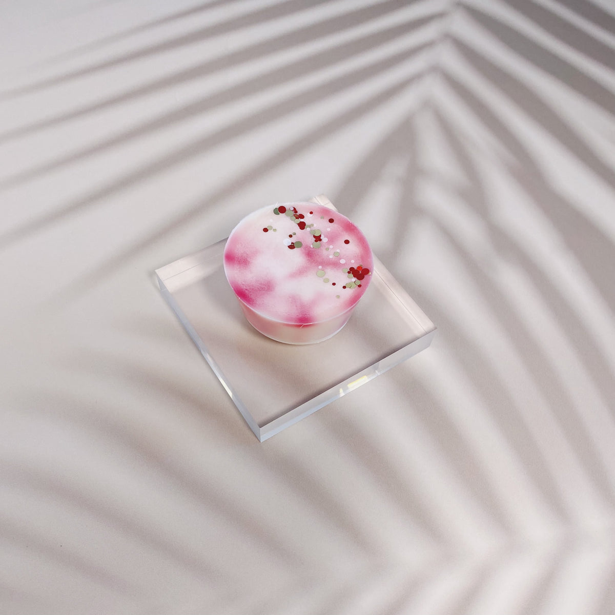 Indulge in the best-selling Caramel Vanilla Wax Melt. Handmade for quality, its creamy scent is a sweet blend of vanilla, caramel & nuts.