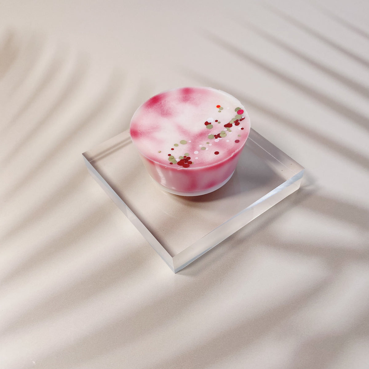 Indulge in the best-selling Caramel Vanilla Wax Melt. Handmade for quality, its creamy scent is a sweet blend of vanilla, caramel & nuts.