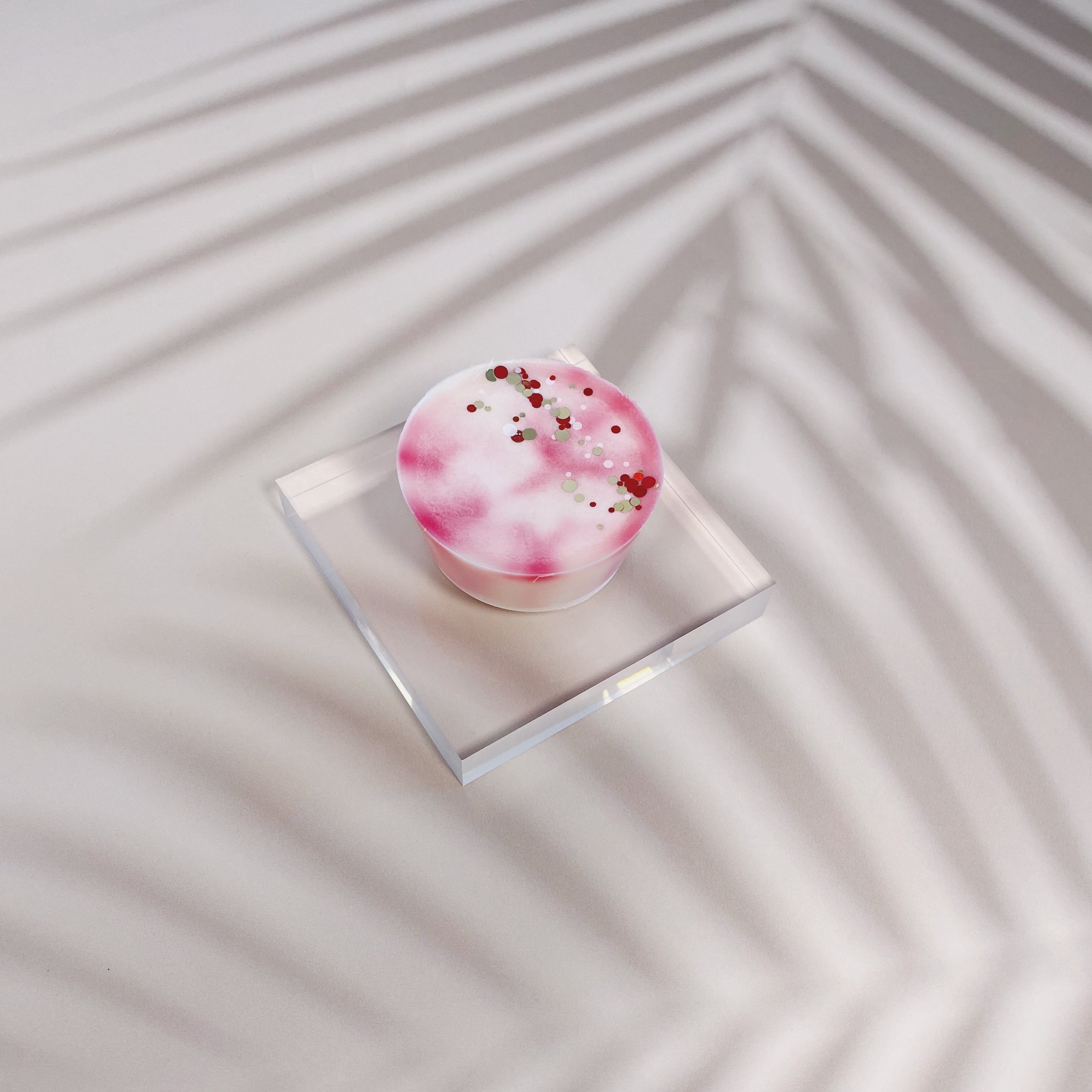 Indulge in the best-selling Caramel Vanilla Wax Melt. Handmade for quality, its creamy scent is a sweet blend of vanilla, caramel &amp; nuts.