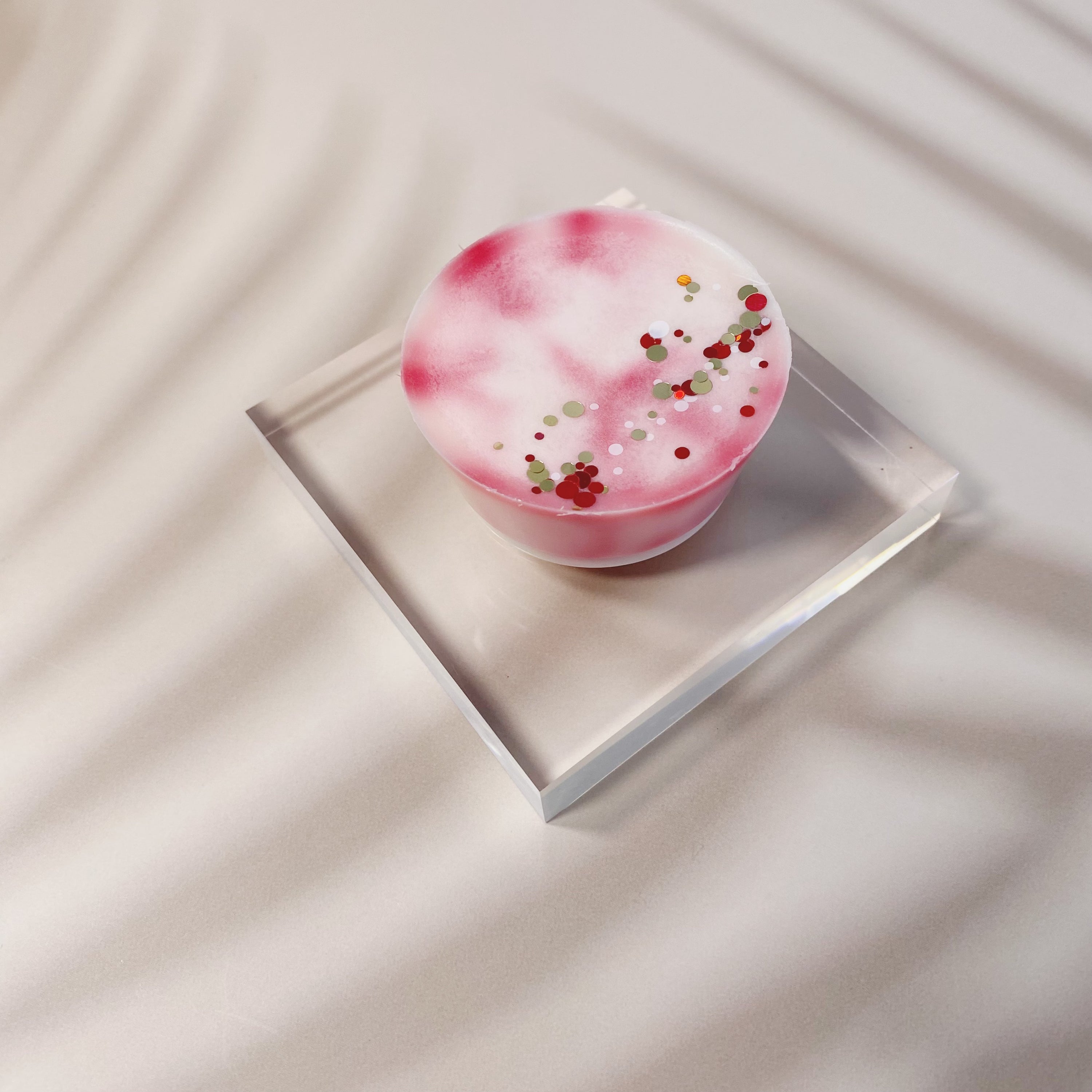 Indulge in the best-selling Caramel Vanilla Wax Melt. Handmade for quality, its creamy scent is a sweet blend of vanilla, caramel &amp; nuts.
